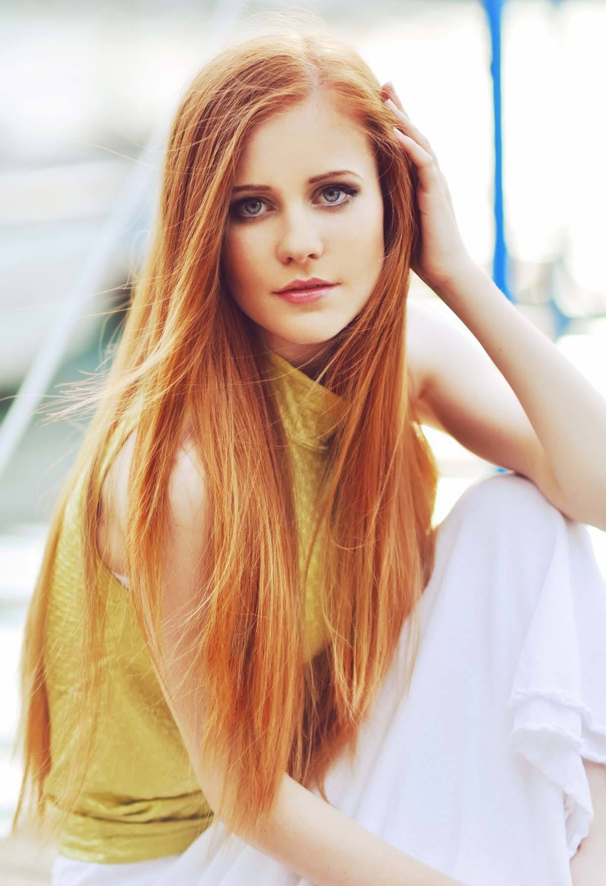  ผู้หญิง ฝรั่ง ไว้ผมยาว ทำผมสีบลอนด์เข้ม ประกายทองแดง