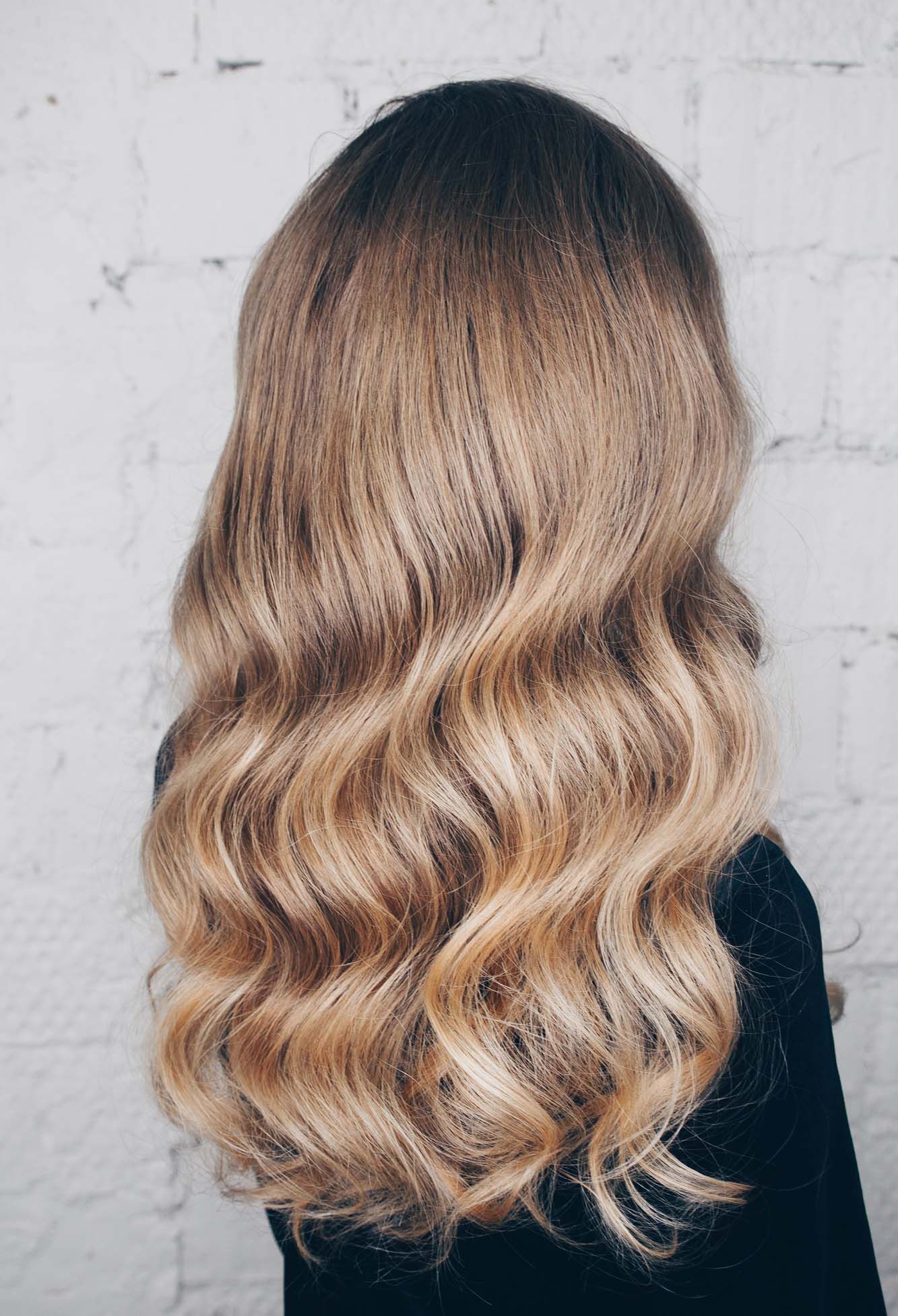  ผู้หญิง ฝรั่ง หันหลัง ไว้ผมยาว ดัดลอน ทำผมสีบลอนด์ทองเข้ม