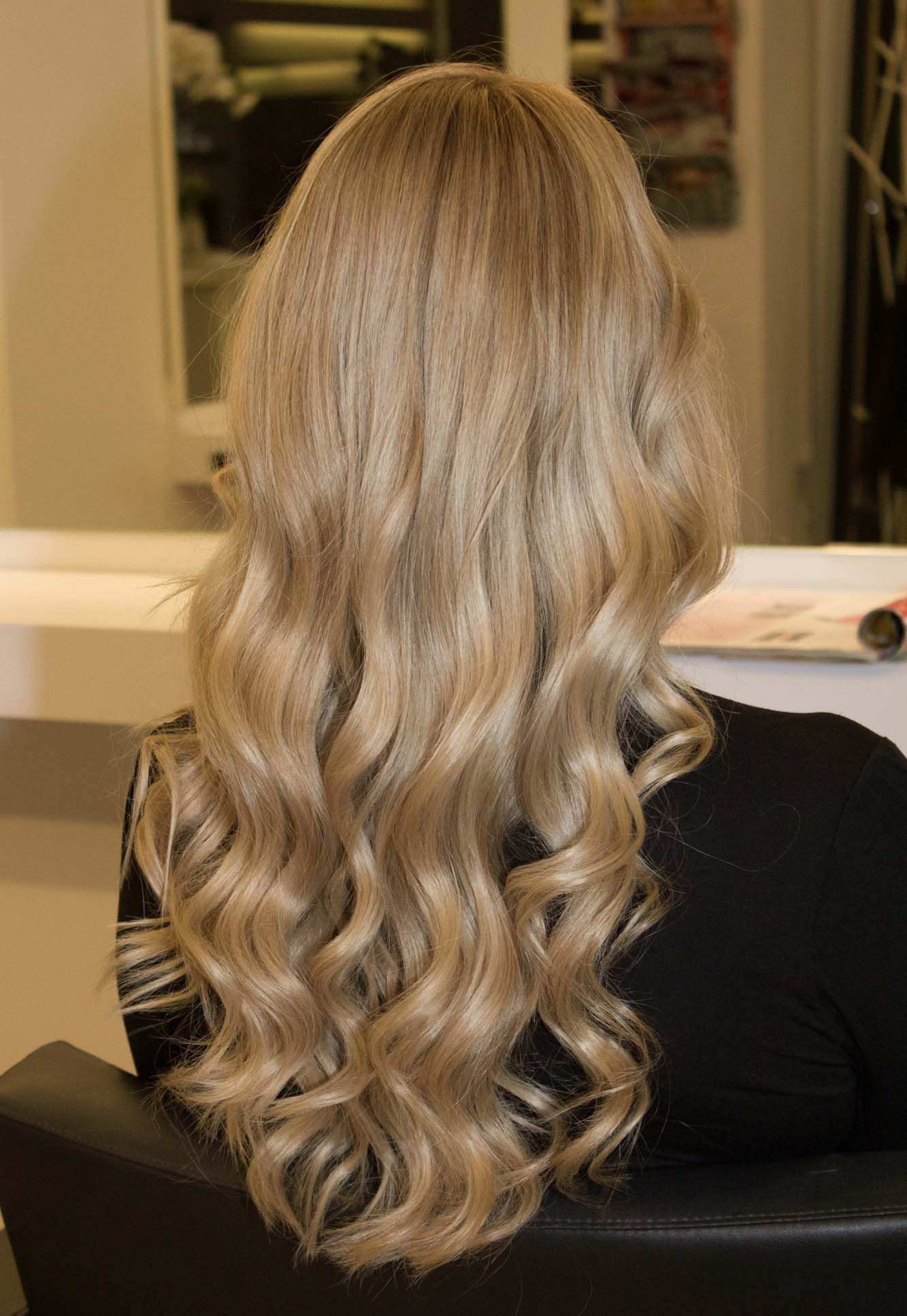 ผู้หญิง ฝรั่ง หันหลัง ไว้ผมยาว ดัดลอน ทำผมสีบลอนด์เข้ม หม่นแอชบราวน์