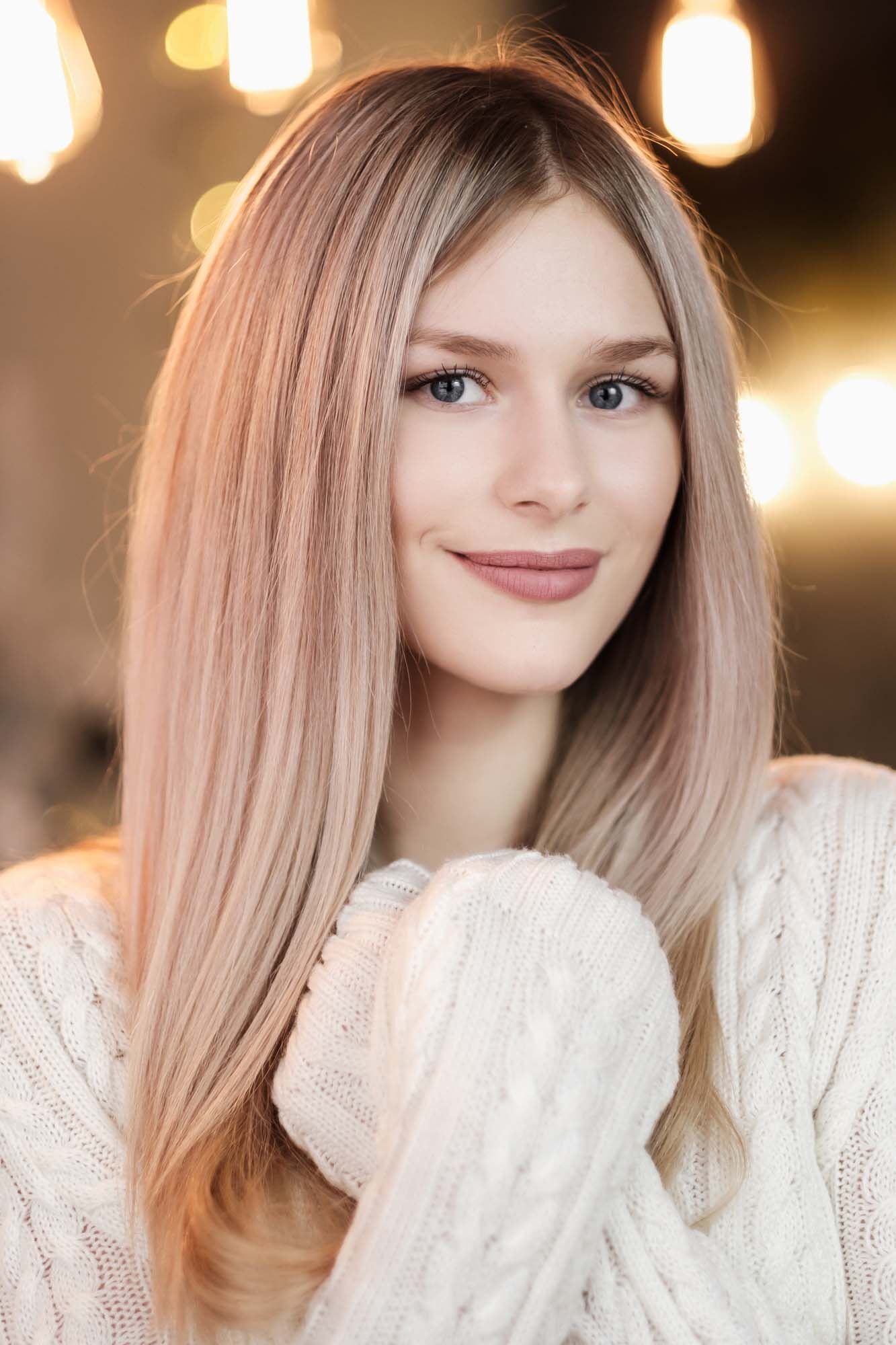 ผู้หญิง ฝรั่ง ไว้ผมยาว ผมตรง ทำผมสีบลอนด์เข้ม แบบออมเบร