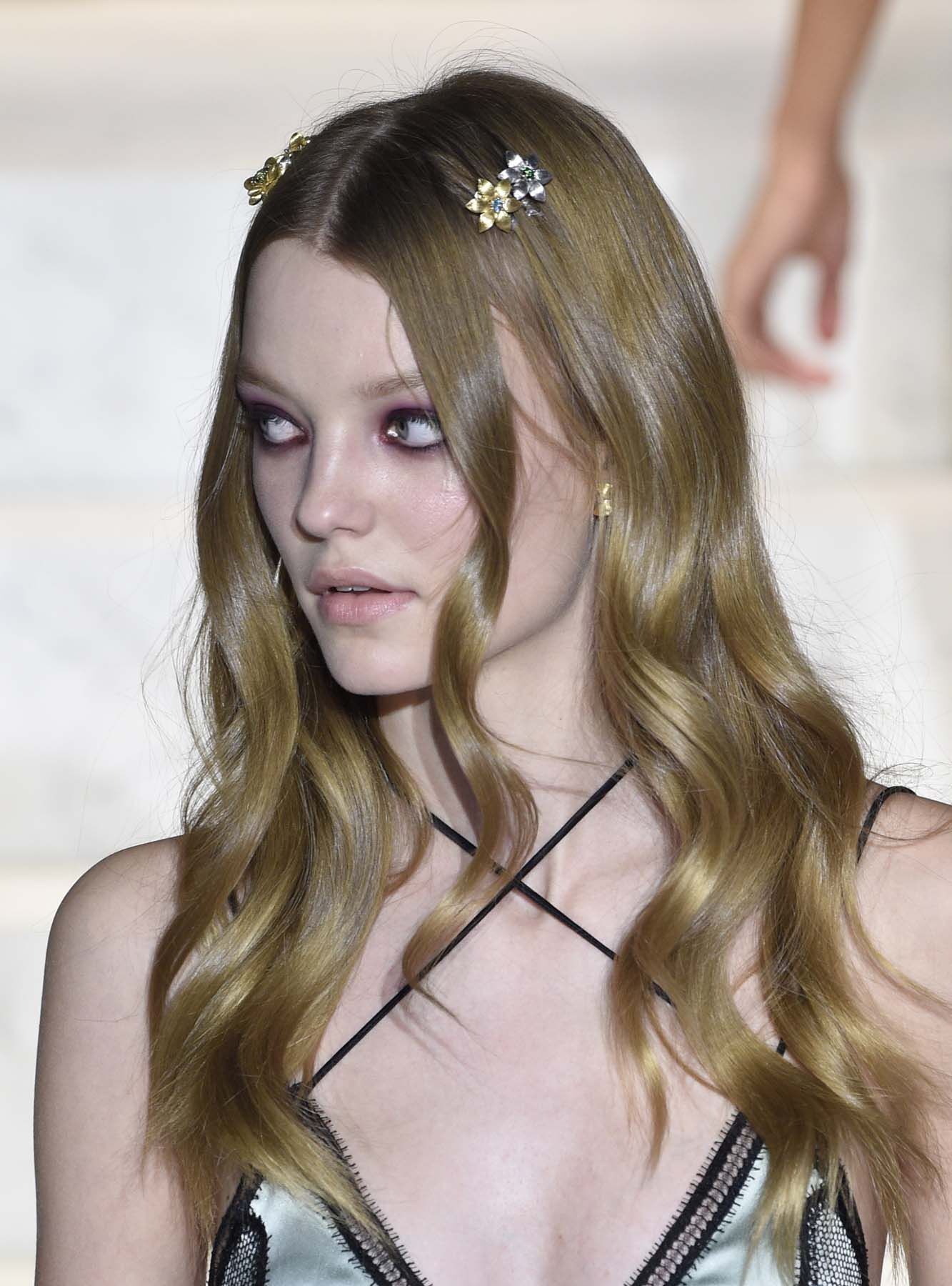 ผู้หญิง ฝรั่ง ไว้ผมยาว ผมลอน ทำผมสีบลอนด์เข้ม ประกายหม่น