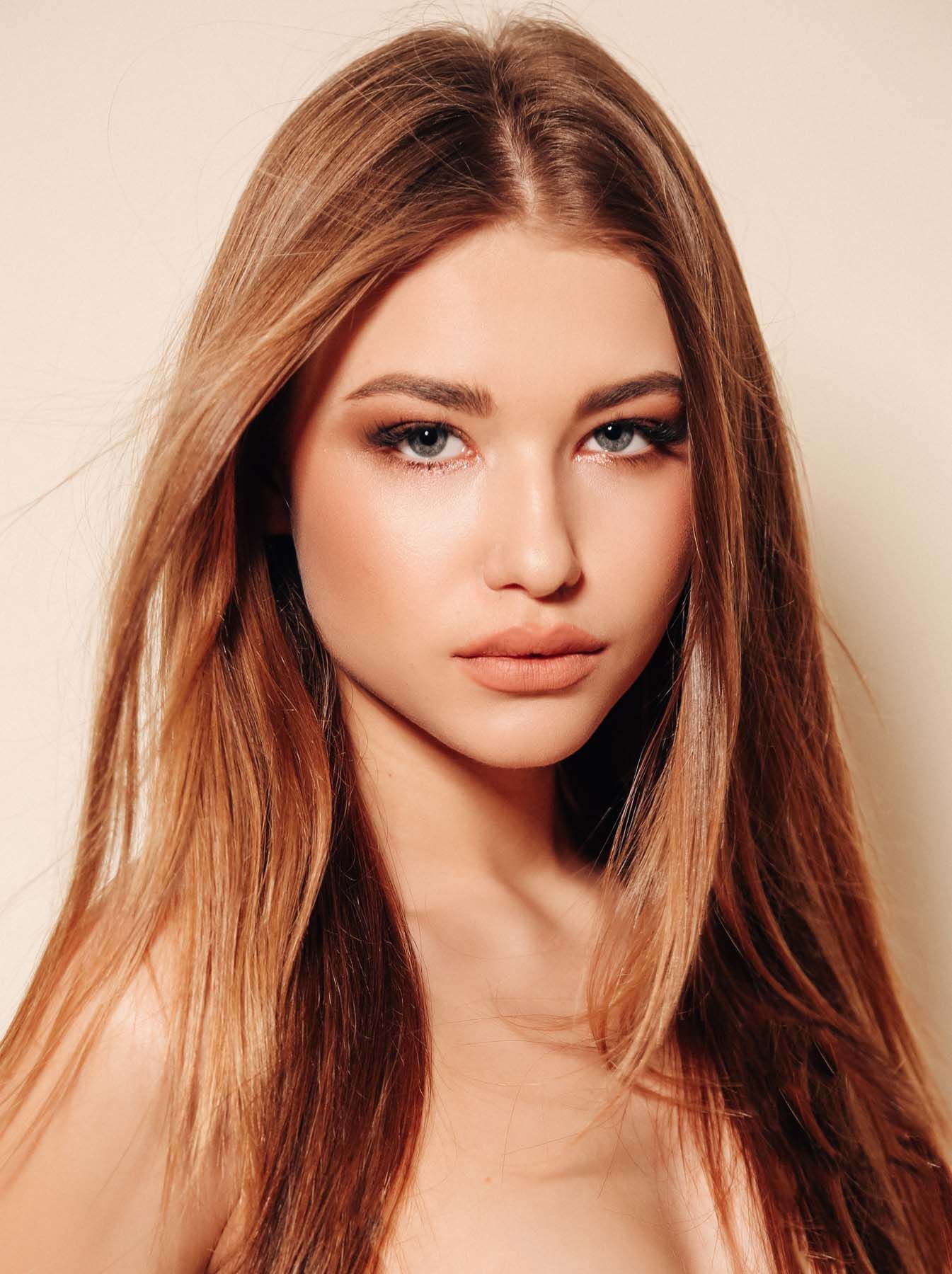 ผู้หญิง ฝรั่ง ไว้ผมยาว ผมตรง ทำผมสีบลอนด์เข้ม คาราเมล