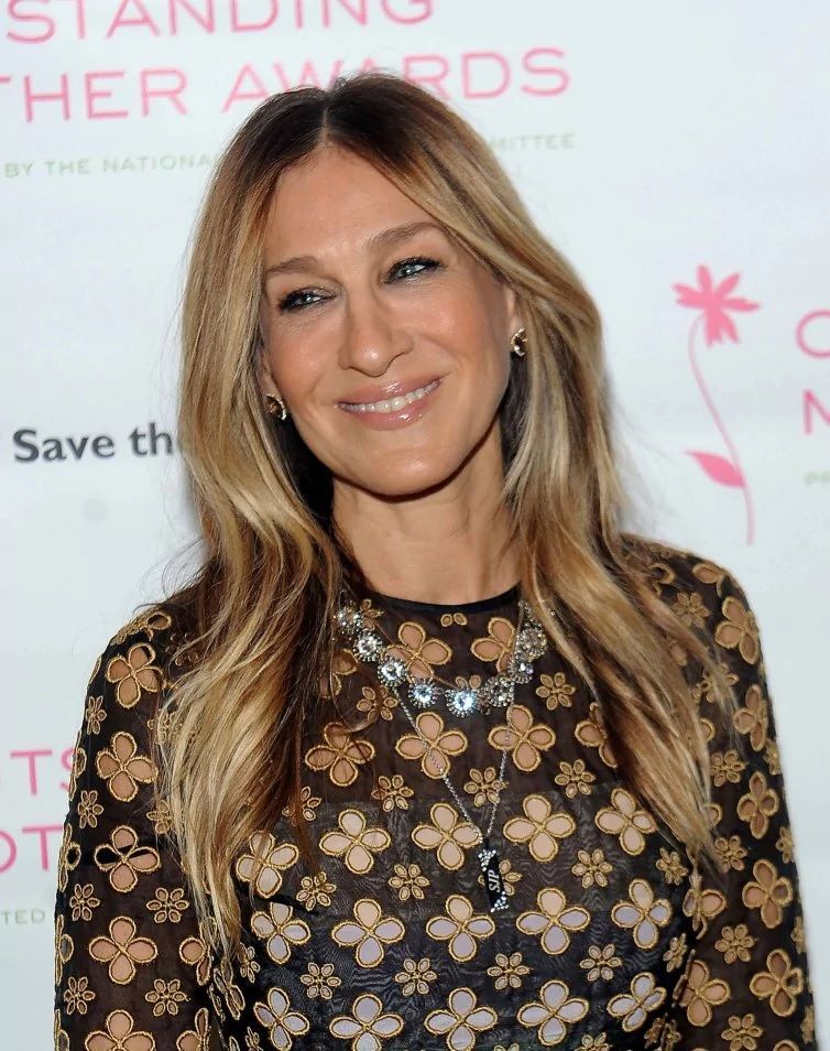 ผู้หญิง ฝรั่ง ไว้ผมยาว ผมตรง ทำผมสีบลอนด์เข้ม คลาสสิค