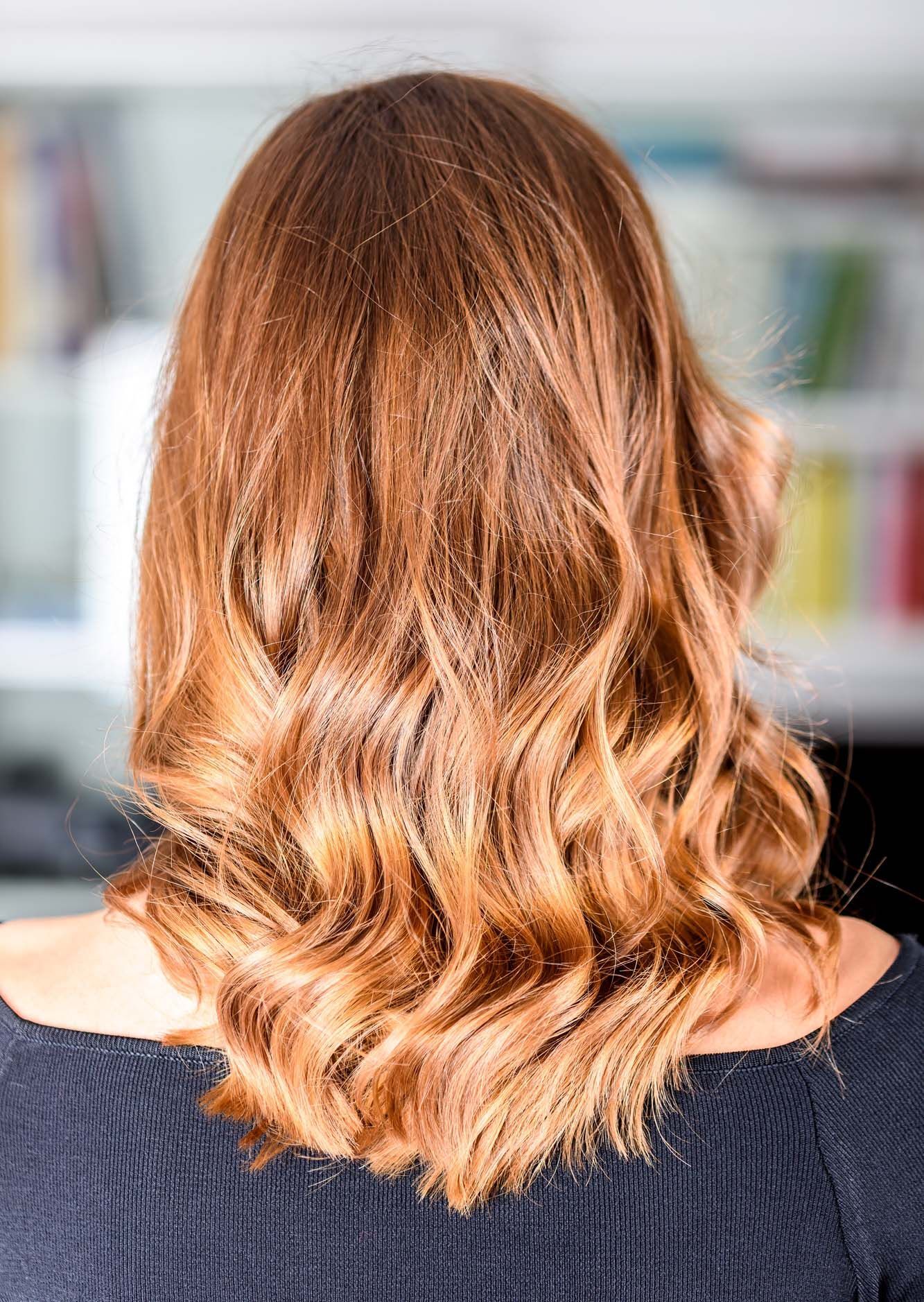 ผู้หญิง หันหลัง ไว้ผมยาว ผมลอน ทำผมสีบลอนด์เข้ม บาลายาจ