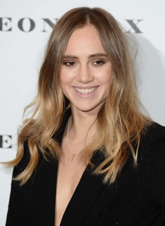 ผู้หญิง ฝรั่ง ไว้ผมยาว ผมลอน ทำผมสีบลอนด์เข้ม บาลายาจ