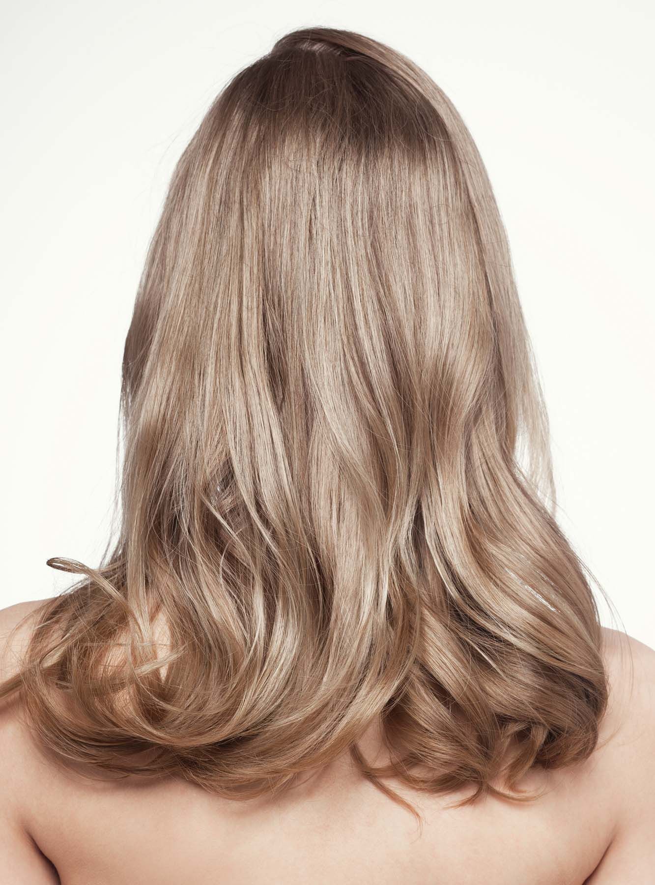 ผู้หญิง หันหลัง ไว้ผมยาว ผมลอน ทำผมสีบลอนด์เข้ม