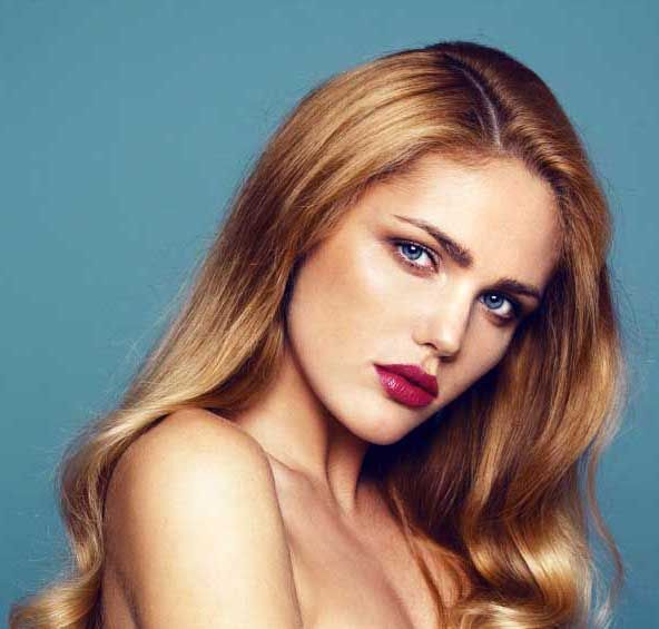 ผู้หญิง ไว้ผมยาว ผมลอน ทำผมสีบลอนด์เข้ม โทนสว่่าง