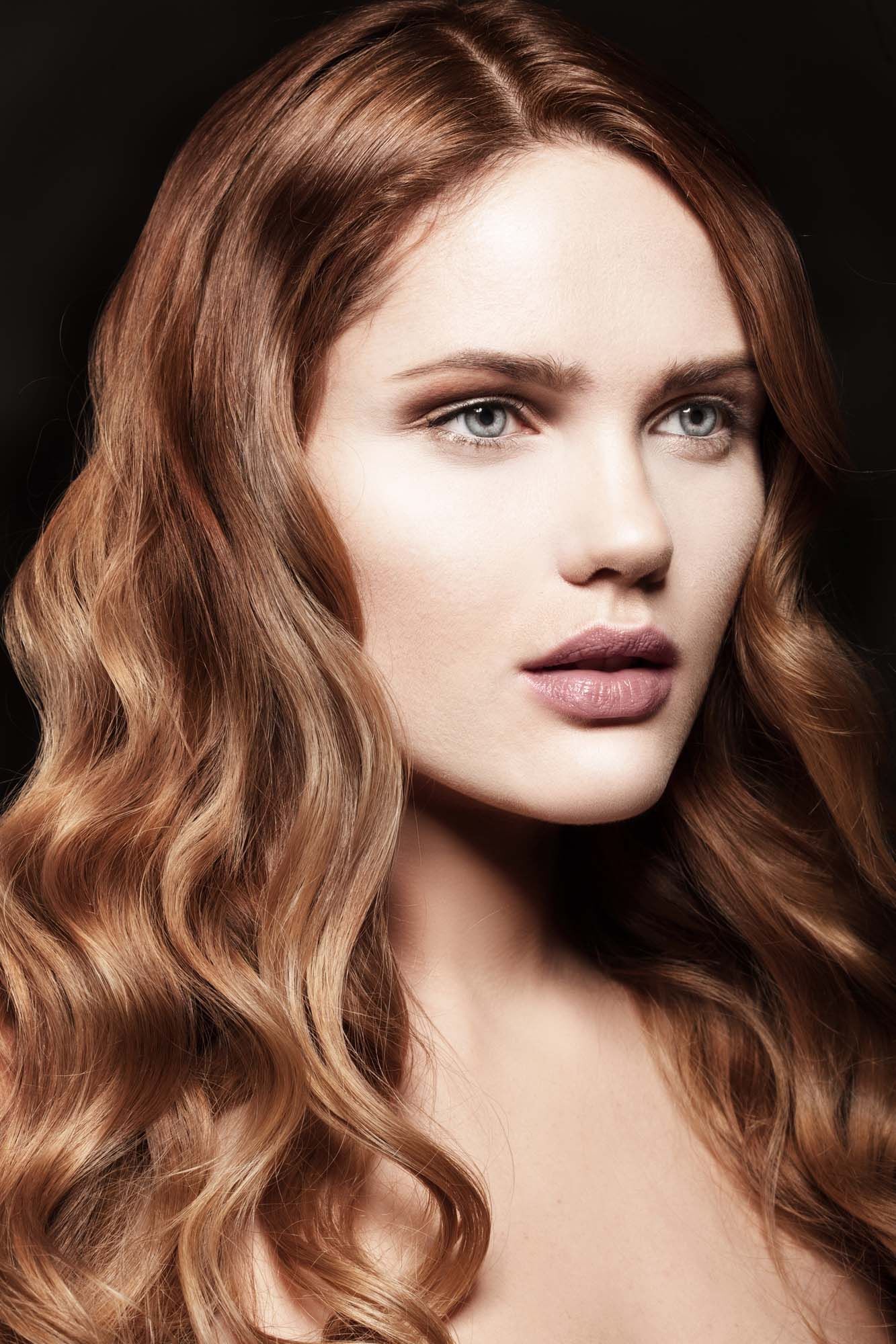 ผู้หญิง ฝรั่ง ไว้ผมยาว ผมลอน ทำผมสีบลอนด์เข้ม ประกายน้ำตาล