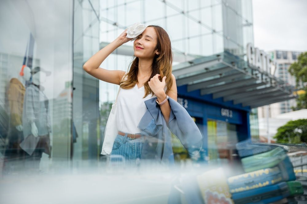 หญิงสาว เอเชีย ผมยาว เดิน ซับหน้า กลางถนน ในเมือง