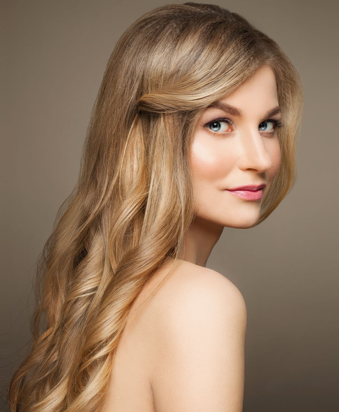 ผู้หญิง ฝรั่ง ไว้ผมยาว ทำผมสีบลอนด์เข้ม ประกายน้ำตาล