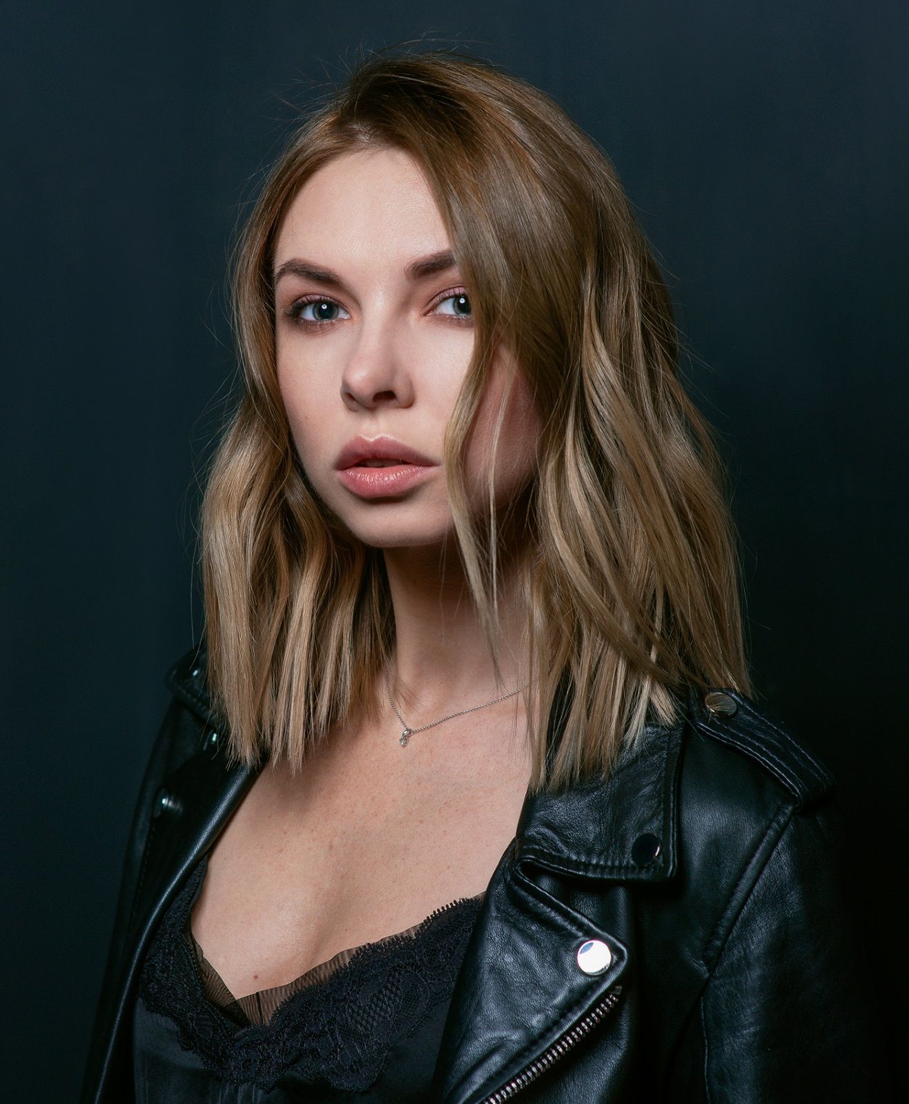 ผู้หญิง ฝรั่ง ไว้ผมยาว ผมลอน ทำผมสีบลอนด์เข้ม เหลือบน้ำตาล