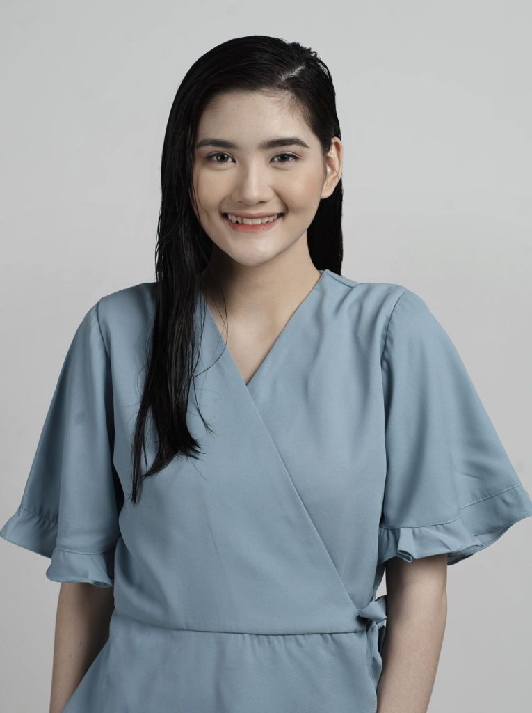 ผู้หญิงผมยาวสีดำ สวมเสื้อสีฟ้า ปล่อยผมยาว