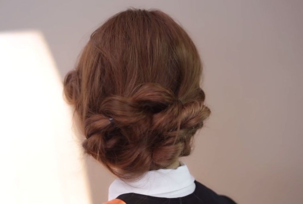 ผู้หญิง เอเชีย ไว้ผมยาว ทำทรงผม รับปริญญา เสร็จเรียบร้อย