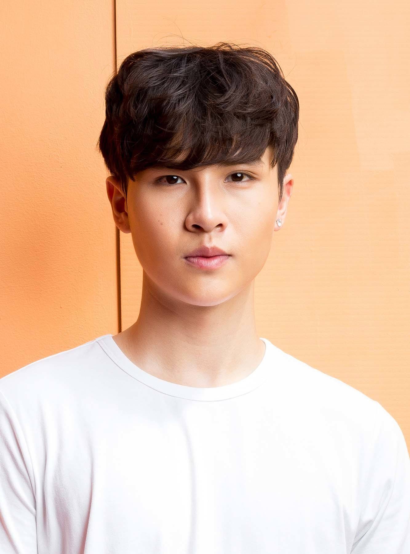 ผมหน้าม้าหนาๆ ปิดหน้าผาก (Credit: Rex by Shutterstock)