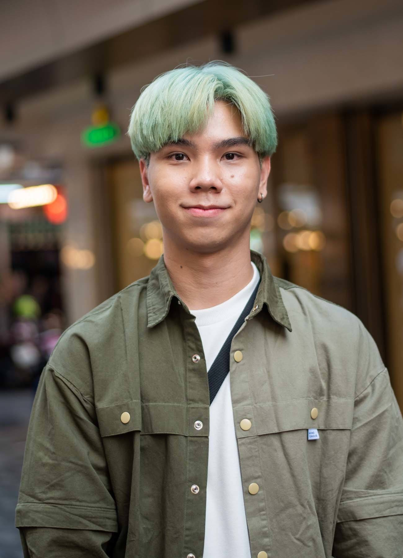 ผมแสกกลางทำสีเขียวหม่นเท่ๆ @Pattarakorn_V (Credit: Panadda Suwanjundee)