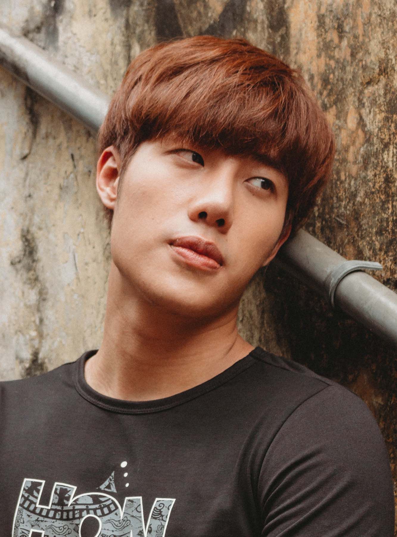 ผมหน้าม้ายาวเลยคิ้วลงมาอีก (Credit: Rex by Shutterstock)