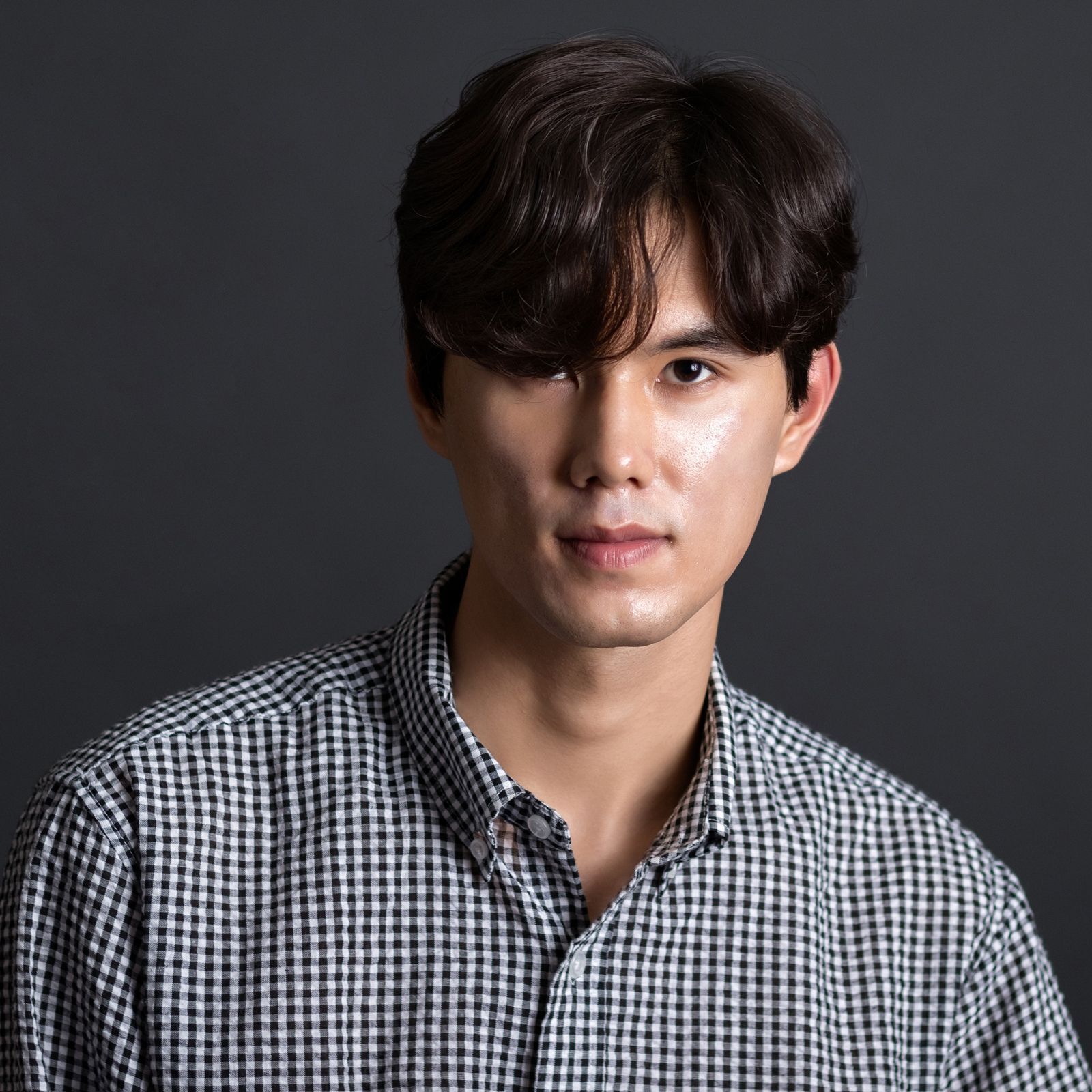 ผมหน้าม้าชายดัดลอน (Credit : Shutterstock)