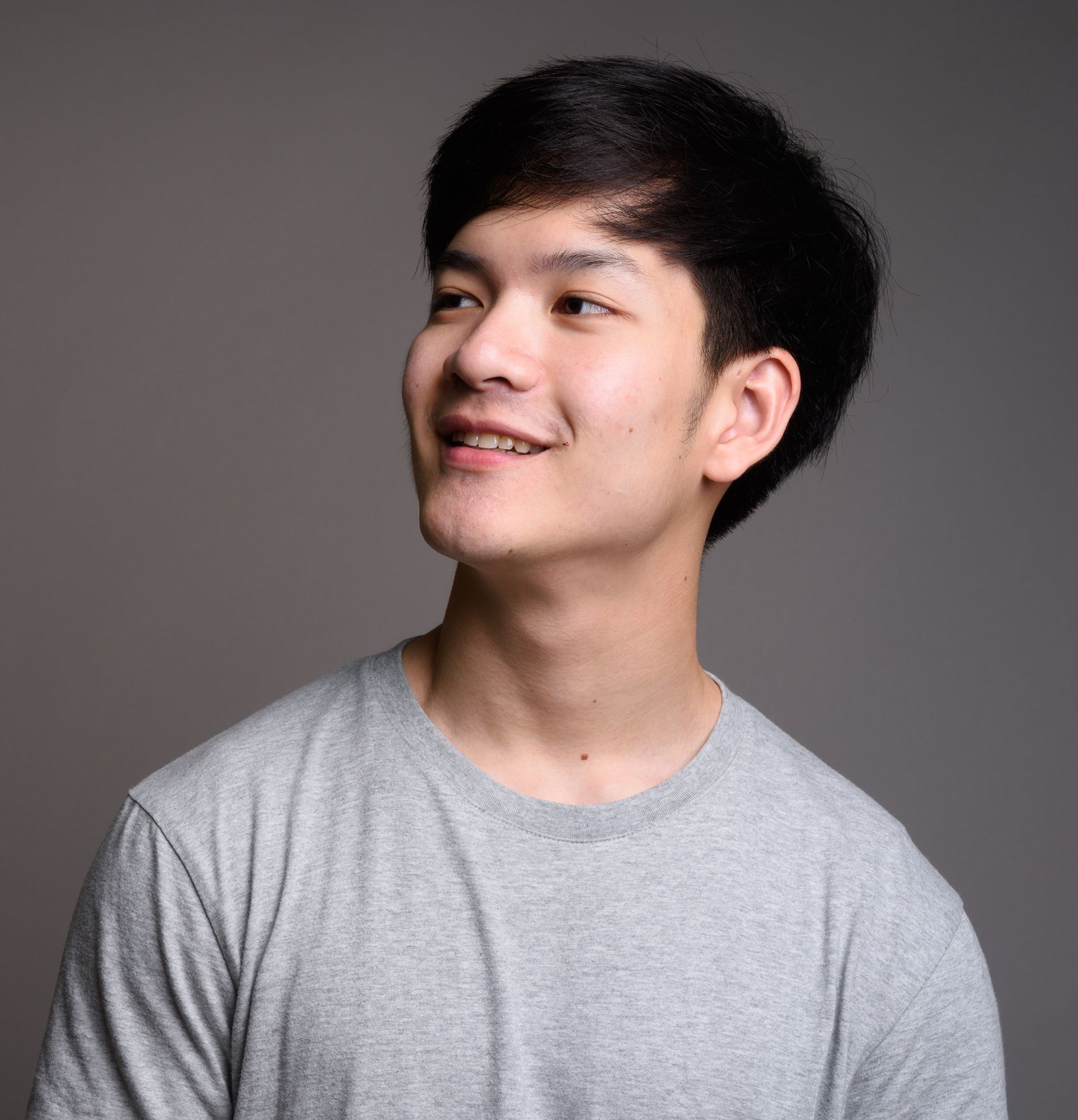 ผมหน้าม้าชายปัดข้าง (Credit : Shutterstock)