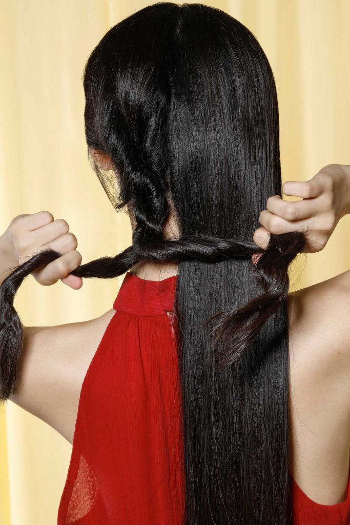 ผู้หญิงเอเชียผมยาวสีดำ กำลังทำผมเกล้าออกงาน