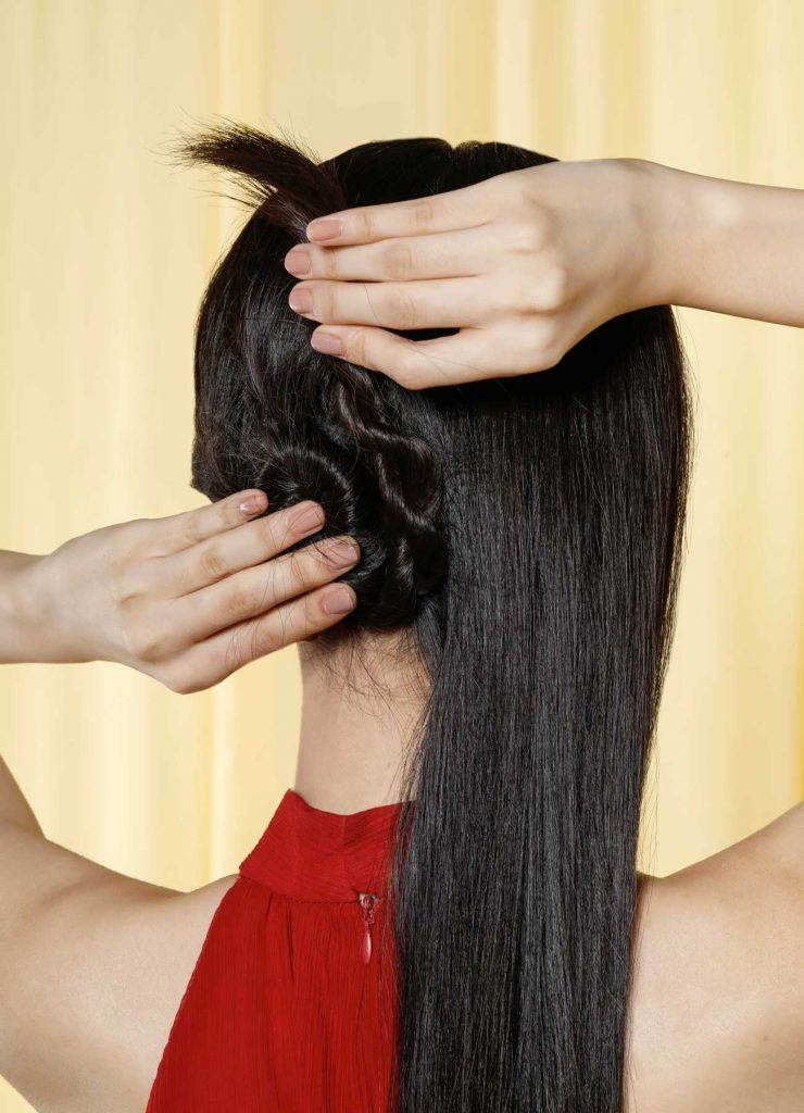 ผู้หญิงเอเชียผมยาวสีดำ กำลังทำผมเกล้าออกงาน