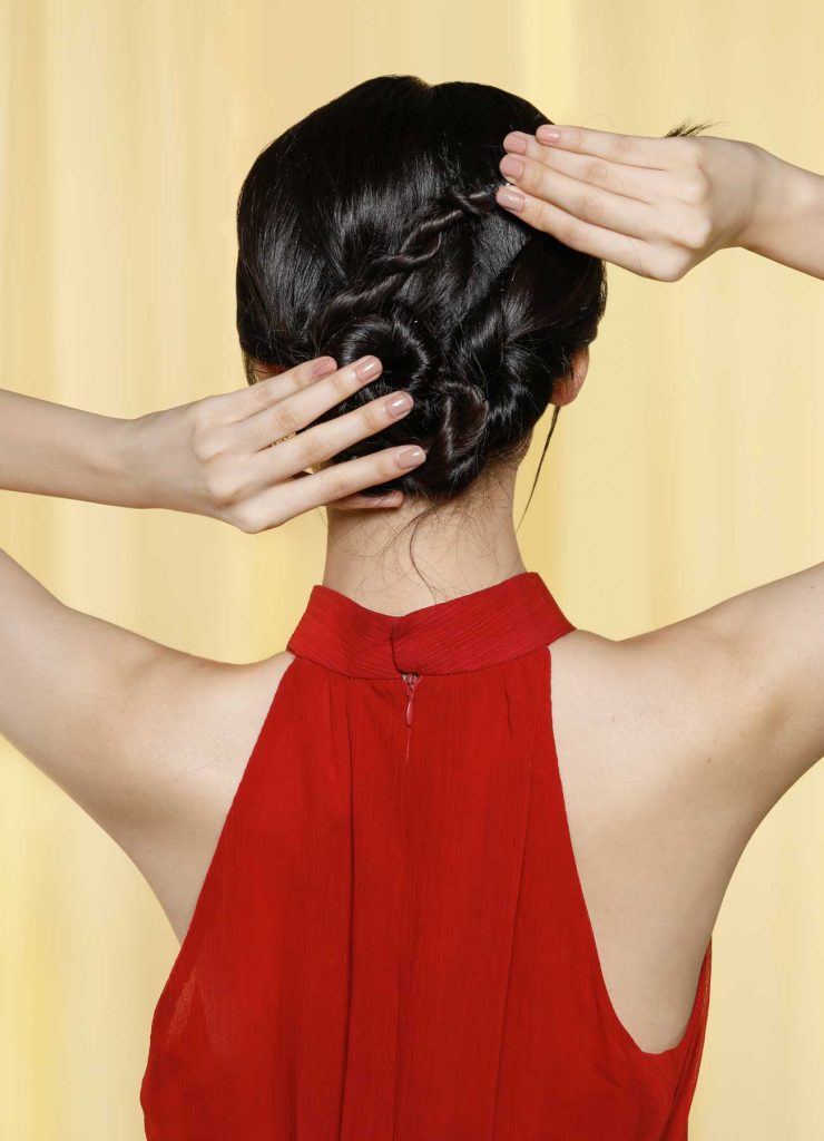 ผู้หญิงเอเชียผมยาวสีดำ กำลังทำผมเกล้าออกงาน