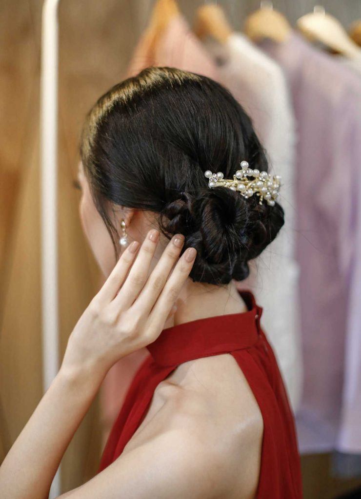 ผู้หญิงเอเชียผมยาวสีดำ เกล้าผมออกงาน