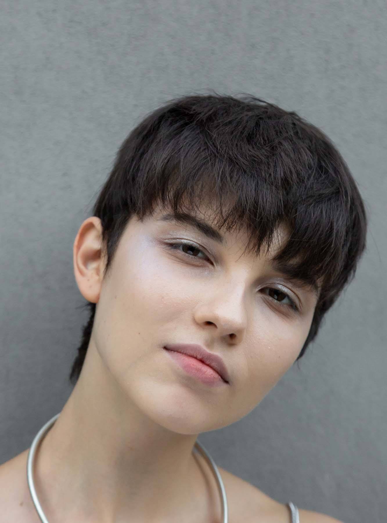 ถ้าตัดผมหน้าม้าก็อย่าลืมซอยบางๆ (Credit: Rex by Shutterstock)