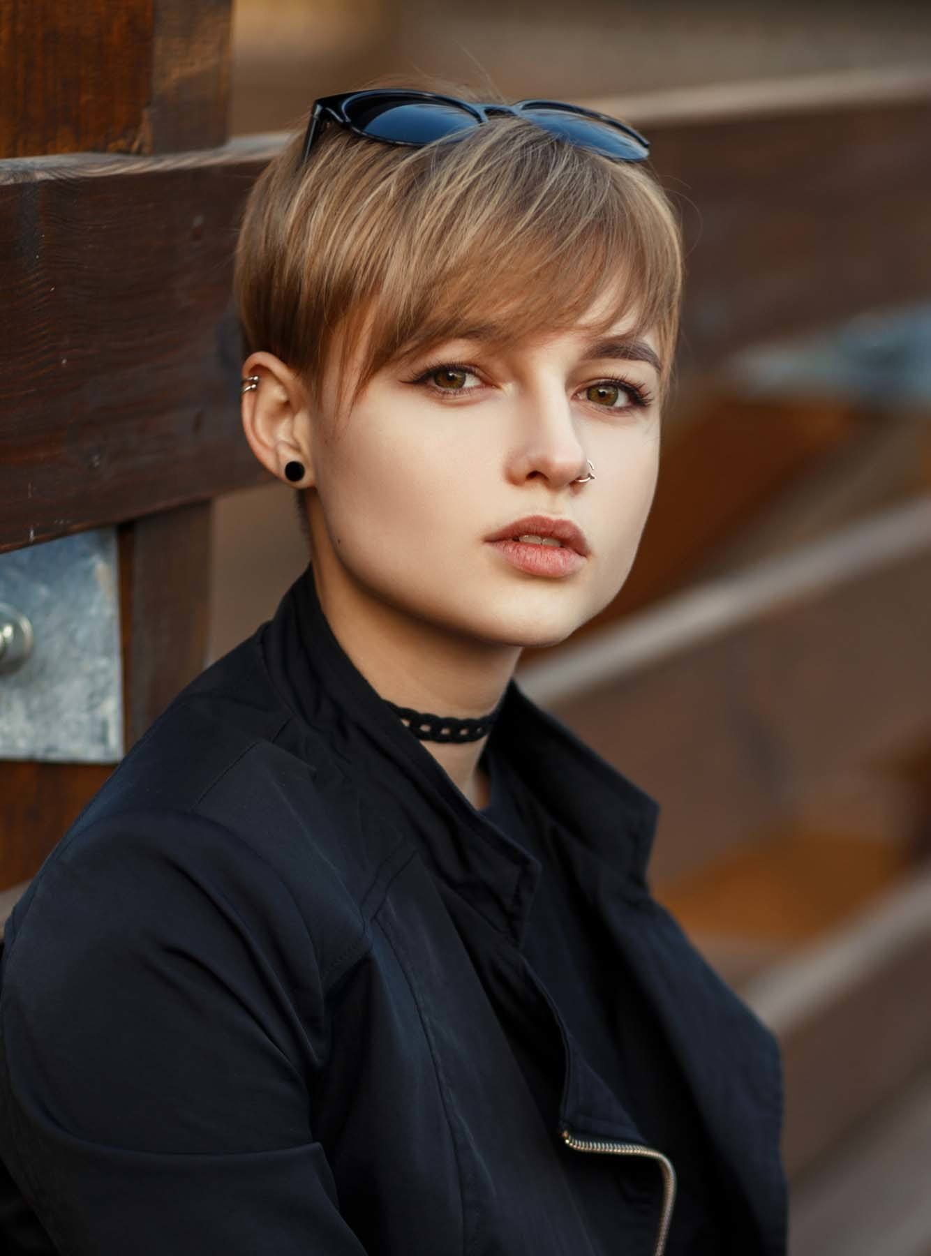 สไลด์ผมด้านหน้ารับกับช่วงโหนกแก้มช่วยลดความแข็งของใบหน้า (Credit: Rex by Shutterstock)