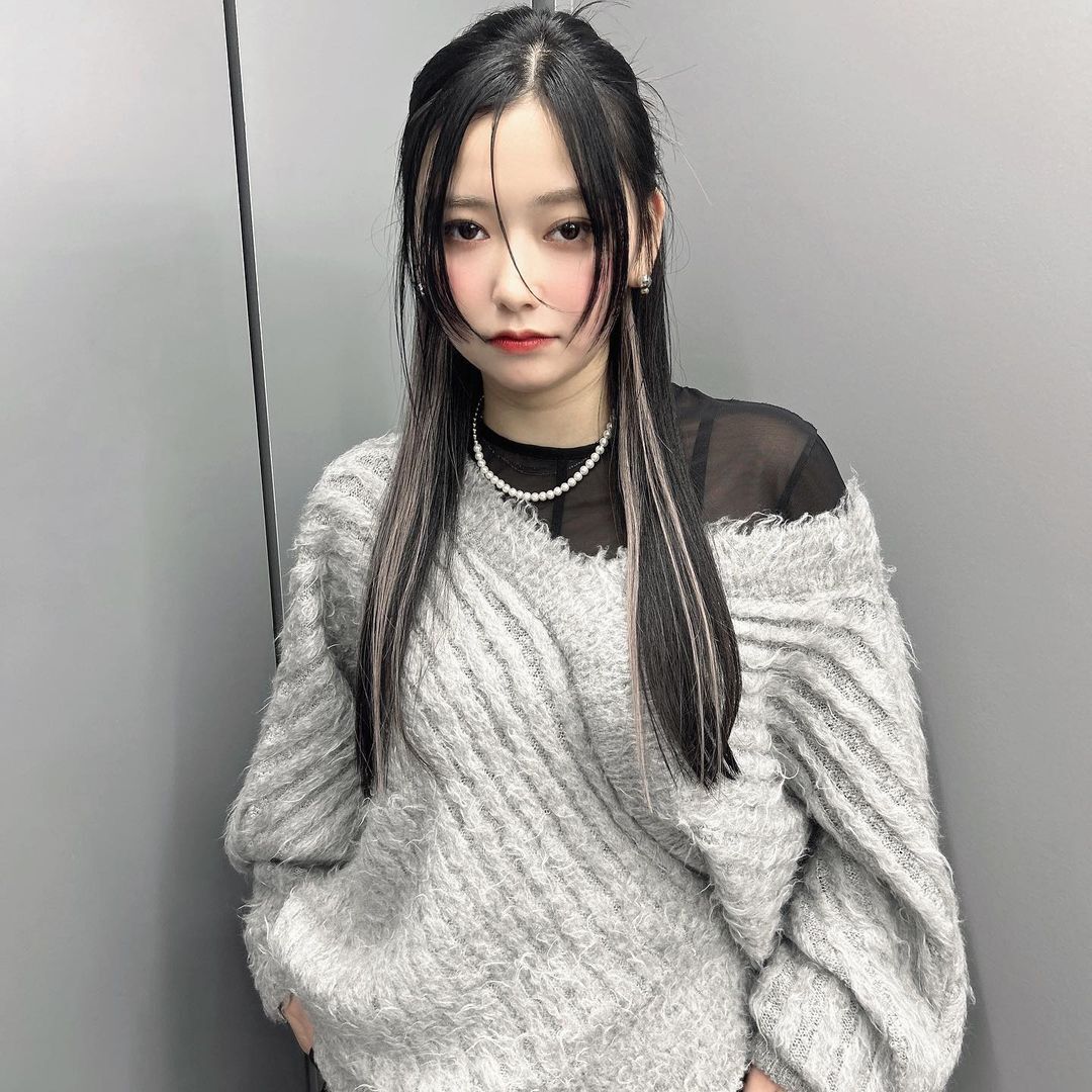 ผมยาวตัดตรงหน้าม้ายาวแสกกลาง