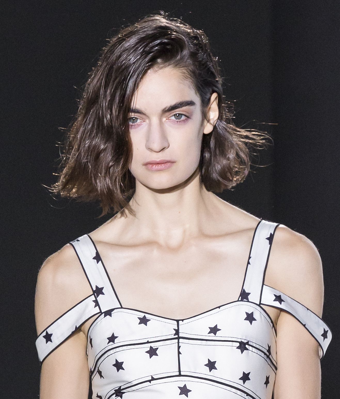 ทรงผมยาวประบ่า (Credit : Shutterstock)