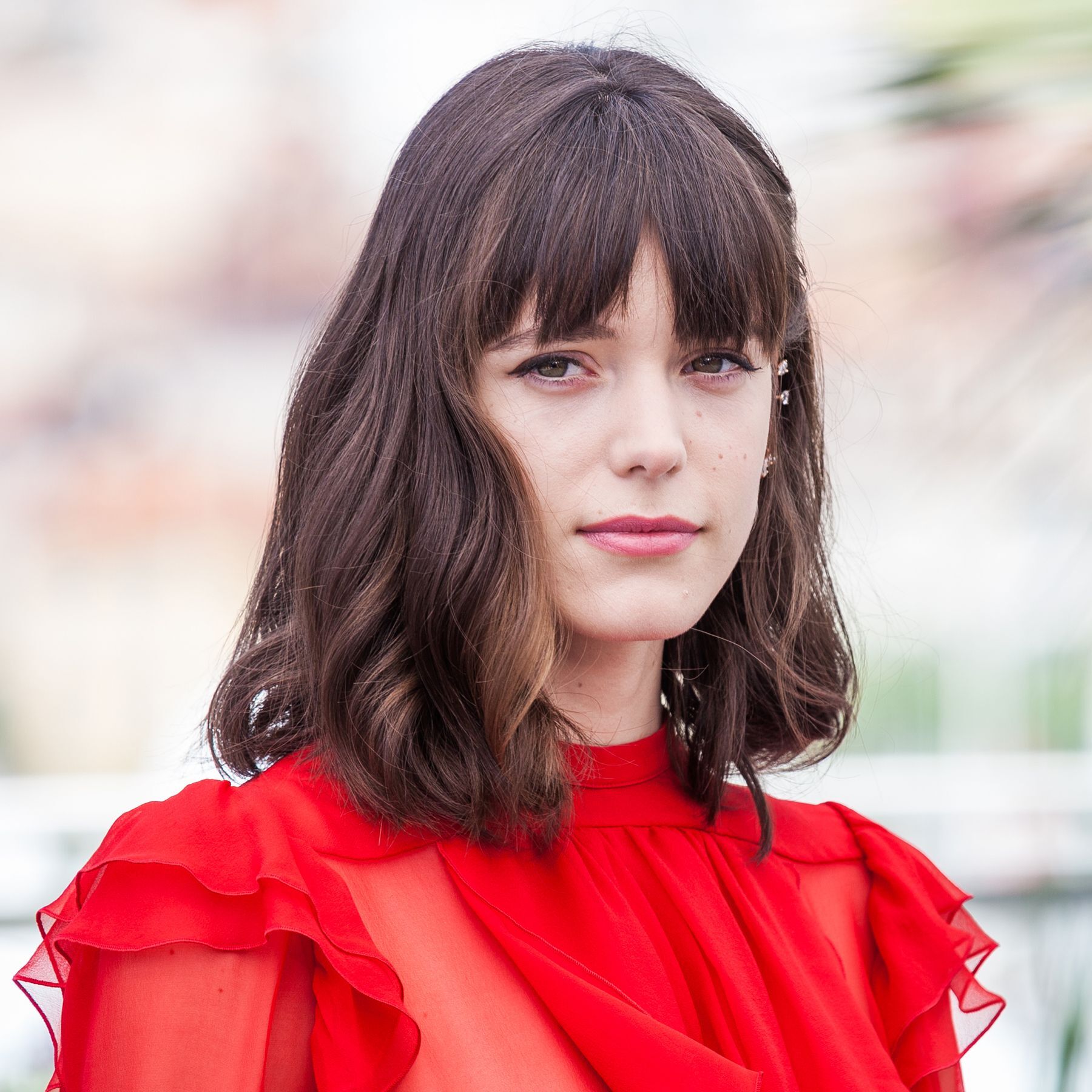 ผมสั้นดัดลอนจะช่วยอำพรางคางให้ดูสั้นลง และเสริมแก้มให้ดูกว้างขึ้นได้ (Credit : Shutterstock)