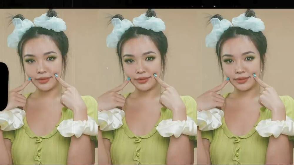 ผู้หญิงเอเชีย ไว้ผมสั้น สีดำ รวบผมบันสองข้าง โดยใช้ Jumbo Scrunchies