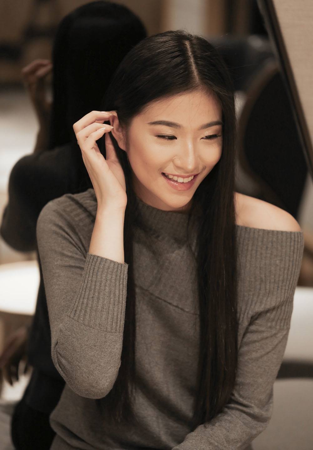 ผู้หญิงเอเชียผมยาวยืดผมตรง