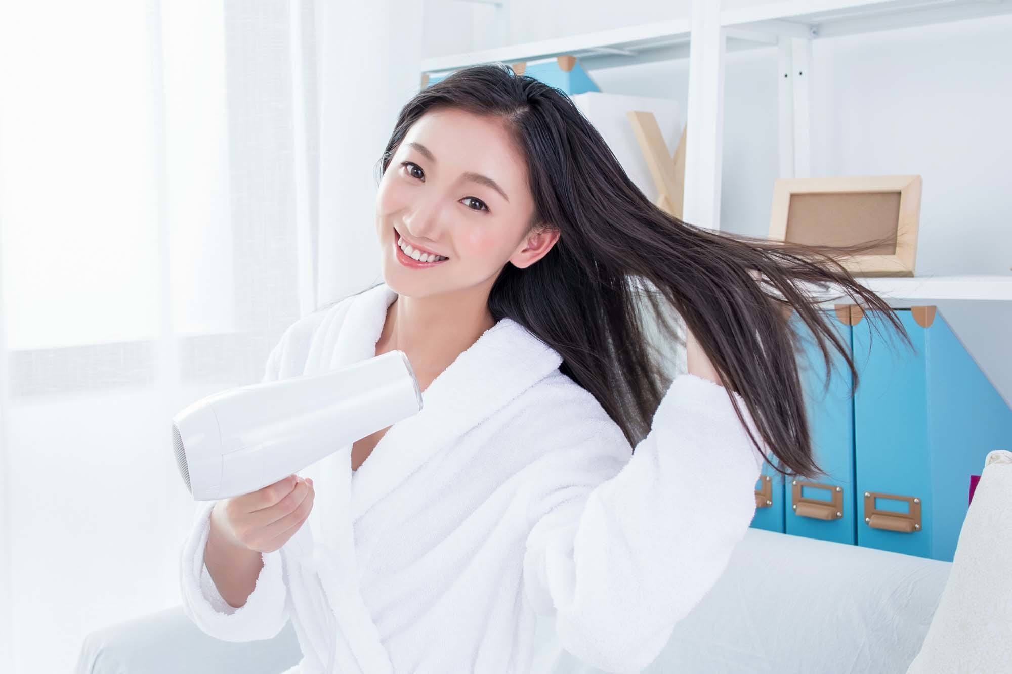 ผู้หญิงญี่ปุ่น ผมยาว กำลังใช้ไดร์เป่าผม
