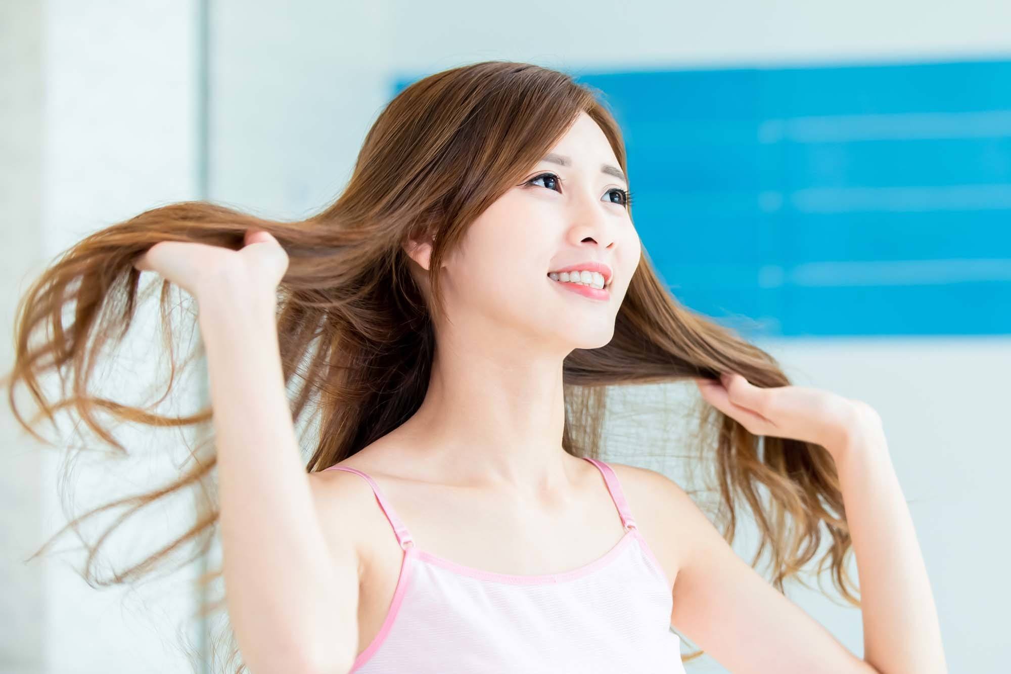 ผู้หญิงเอเชียกำลังสยายผม