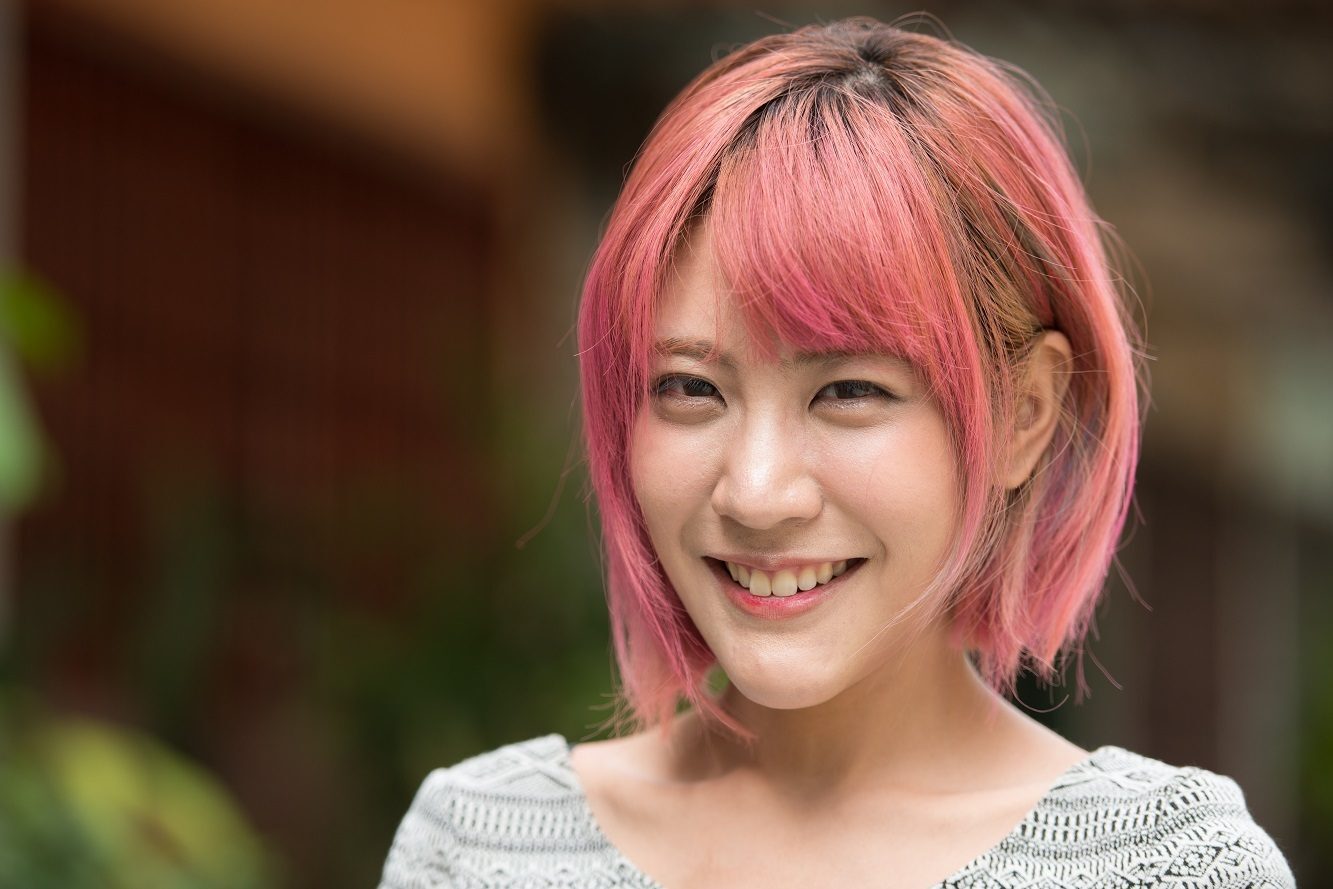 Warna rambut pastel pink padukan dengan model rambut gaya poni mikro.