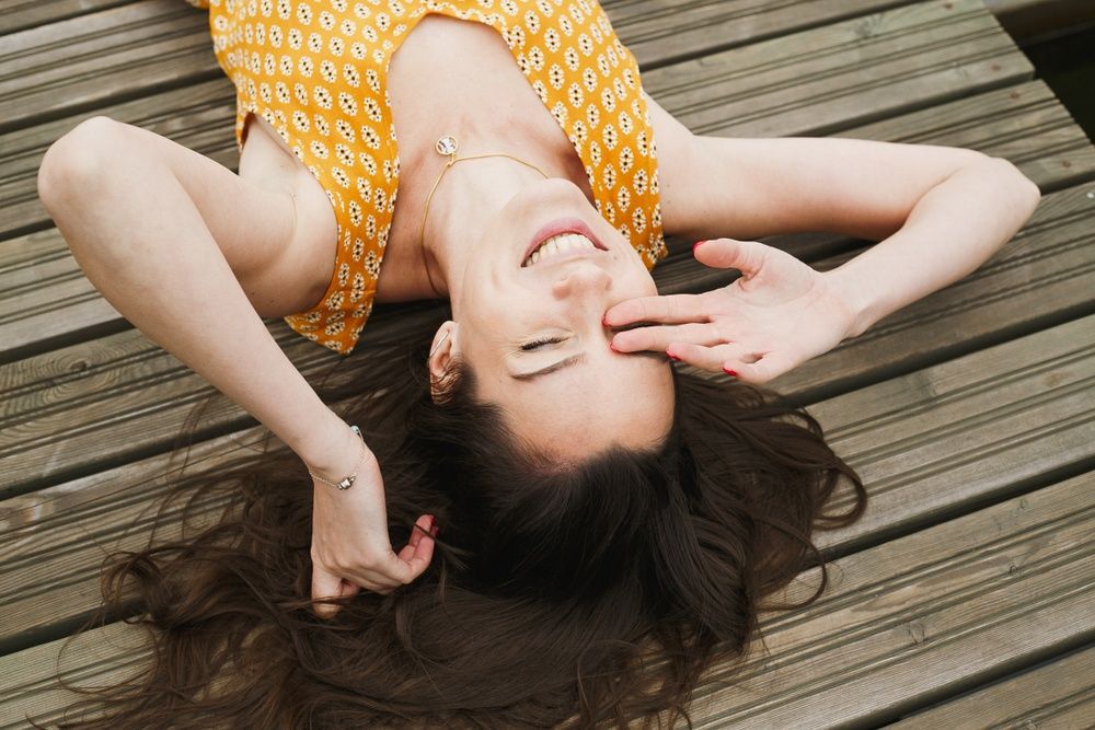 ผู้หญิงผมยาว นอนสยายผม ผมสดชื่นเบาสบาย