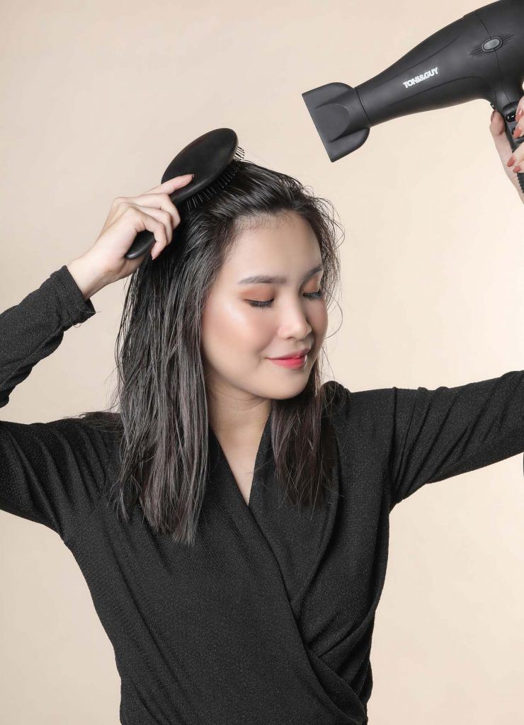 ผู้หญิง เอเชีย ไว้ผมประบ่า สาธิวิธี ไดร์ผม เพื่ม วอลลุ่ม