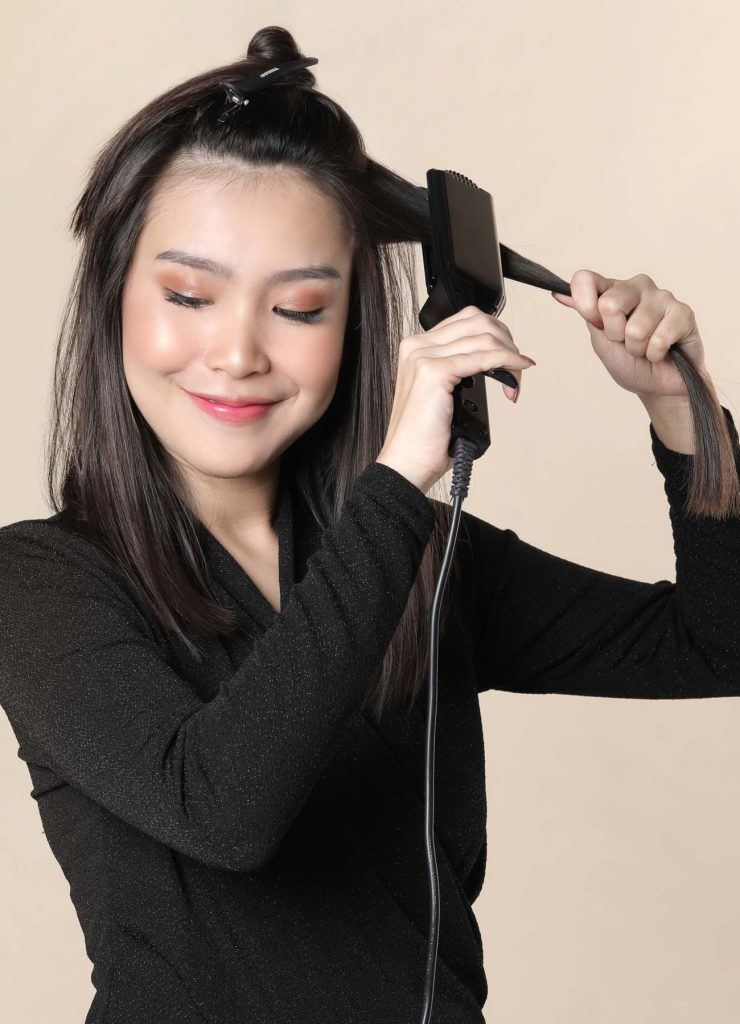 ผู้หญิง เอเชีย ไว้ผมประบ่า สาธิตวิธี เพื่ม วอลลุ่ม หนีบผม ด้วยคริมพ์เปอร์ ที่หนีบผมซี่ถี่