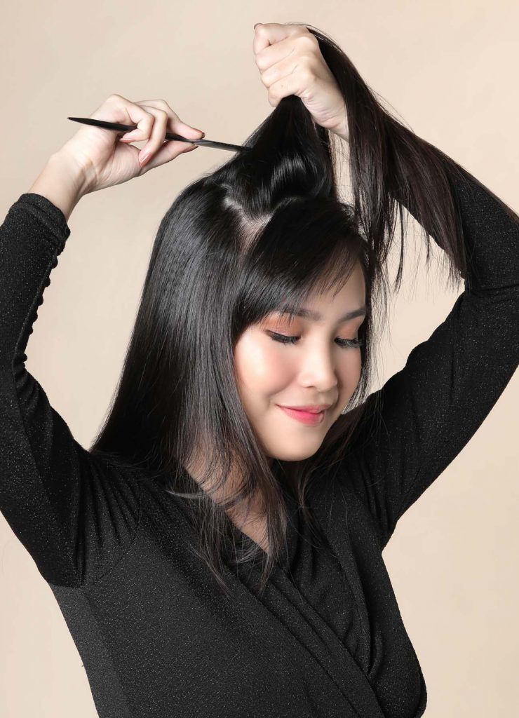 ผู้หญิง เอเชีย ไว้ผมประบ่า สาธิตวิธี เพื่ม วอลลุ่ม ฉีดดรายแชมพู และยีผม ยกโคน