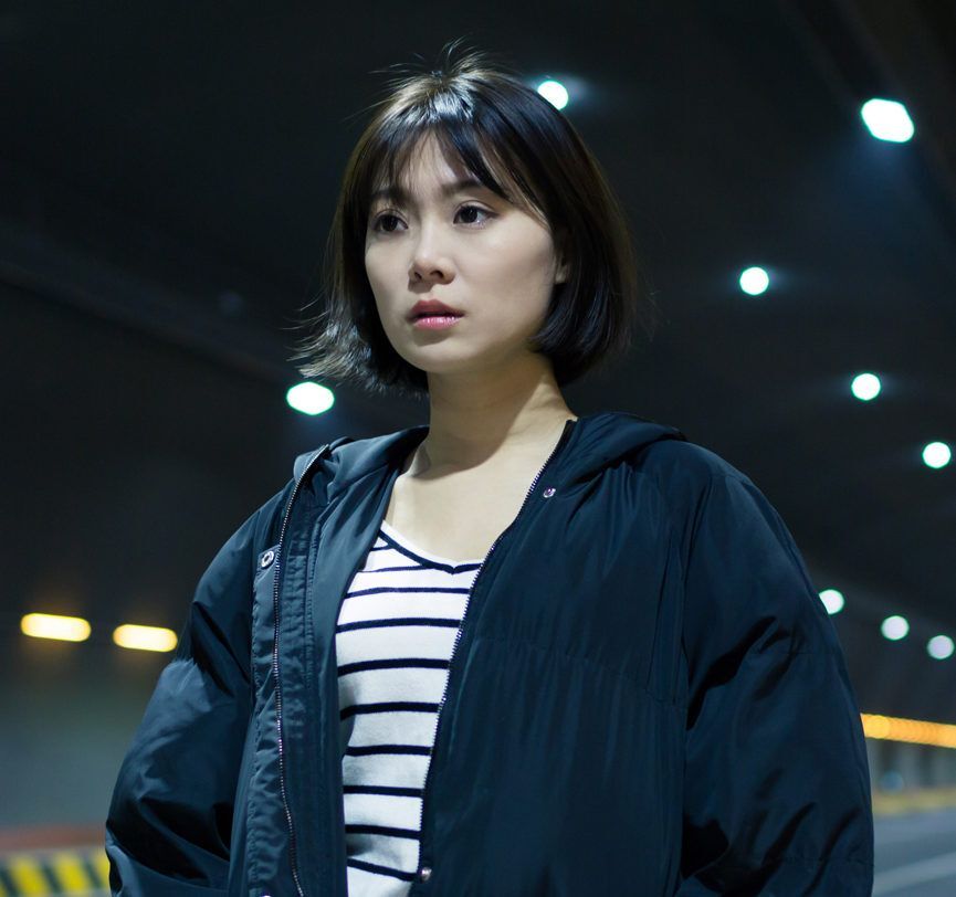 ผู้หญิงเอเชีย ผมสั้นสีดำ ไว้ผมบ๊อบและหน้าม้าปัดข้าง