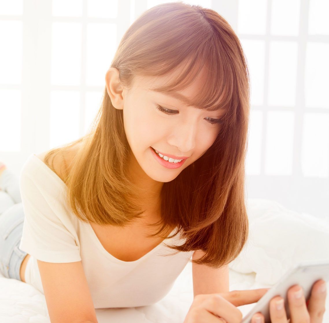 ผู้หญิงเอเชียไว้ผมยาวประบ่าสีน้ำตาล ทำผมหน้าม้าปัดข้าง