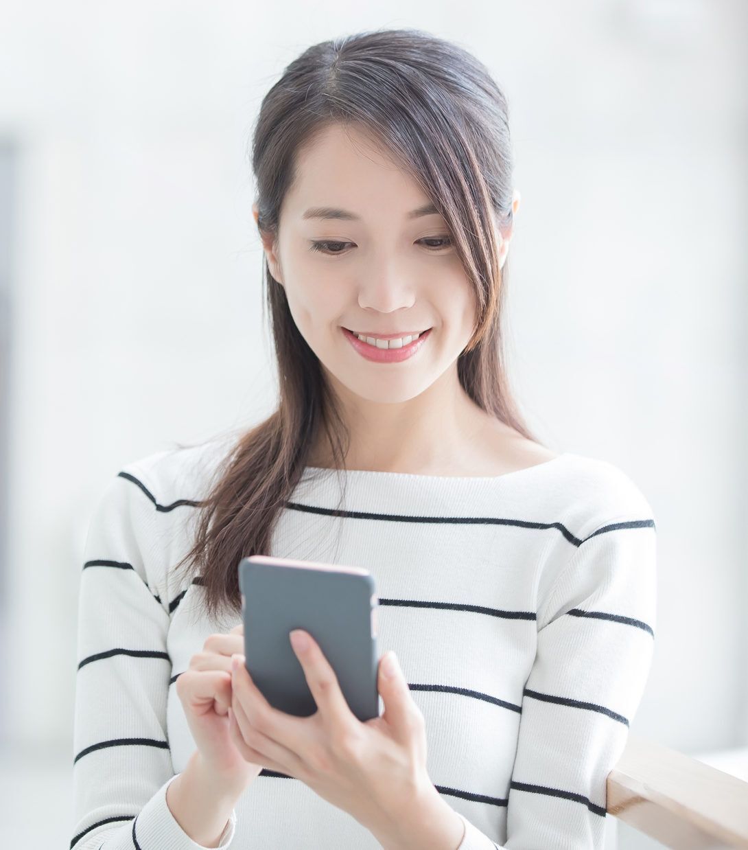 ผู้หญิงเอเชียไว้ผมยาวสีน้ำตาลเข้ม ไว้ผมหน้าม้ายาวปัดข้าง