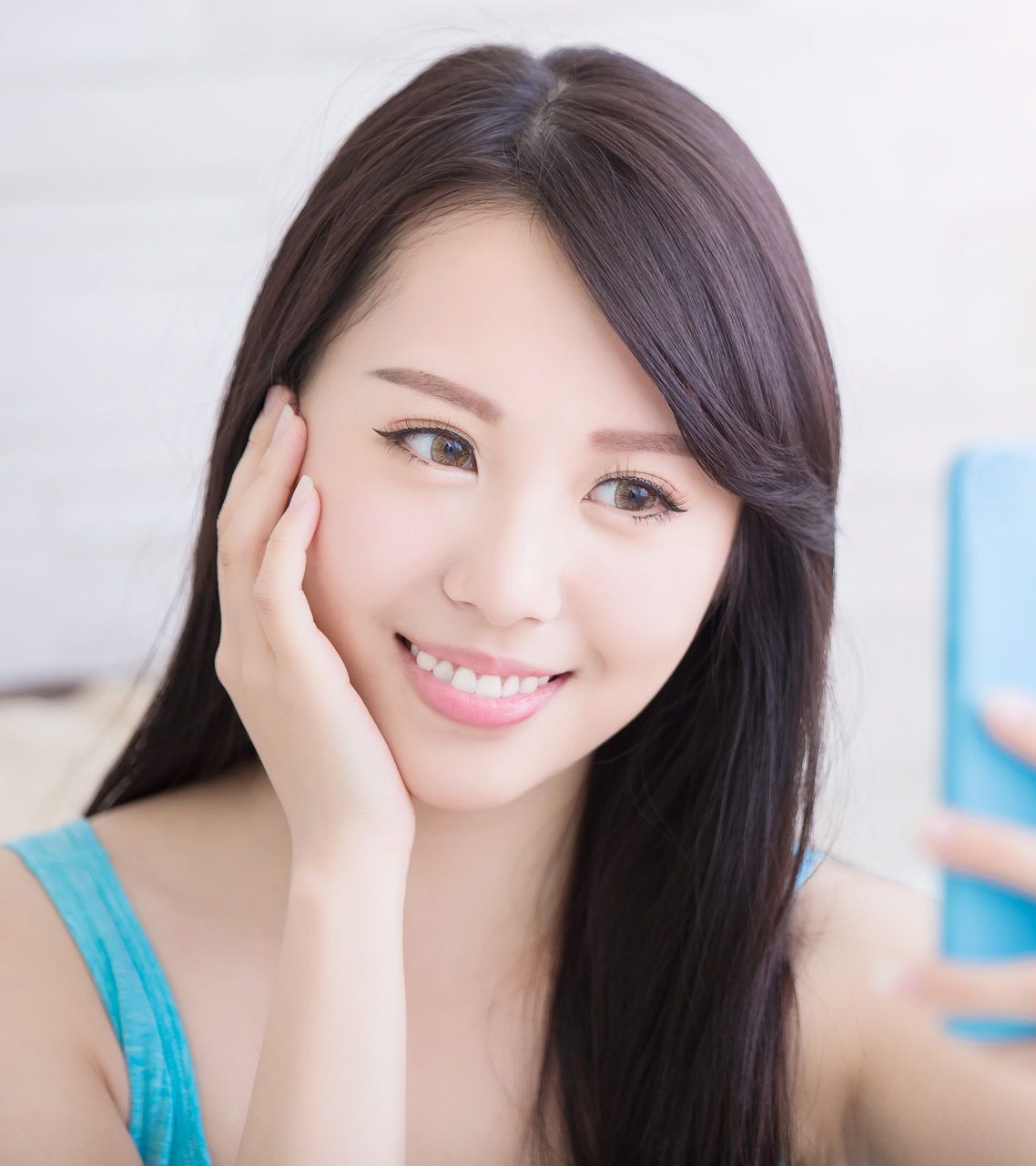 ผู้หญิงเอเชียไว้ผมยาวสีน้ำตาลเข้ม ไว้ผมหน้าม้ายาว