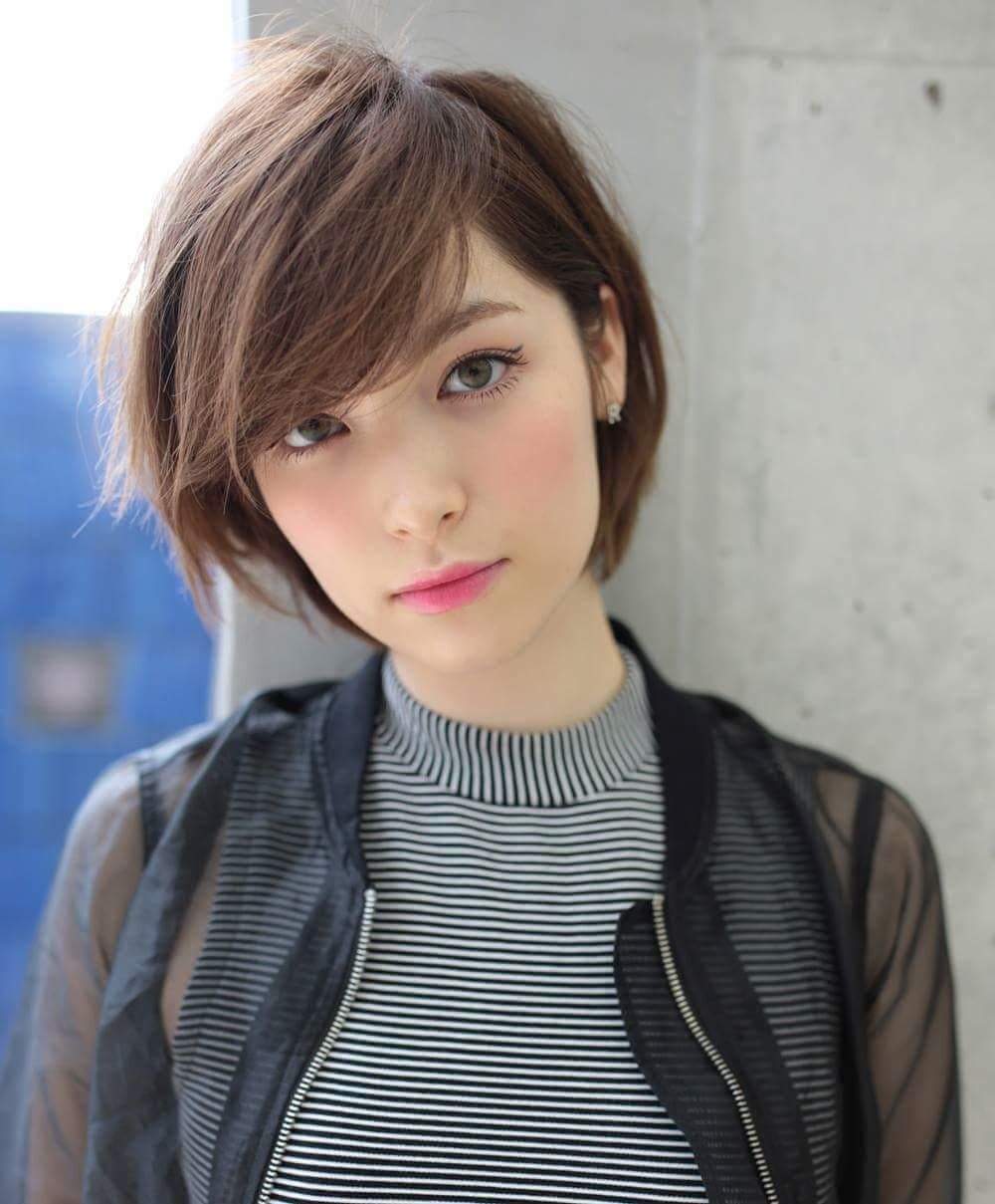 ผู้หญิงเอเชียไว้ผมสั้น ผมสีเข้ม ทำผมหน้าม้าปัดข้าง