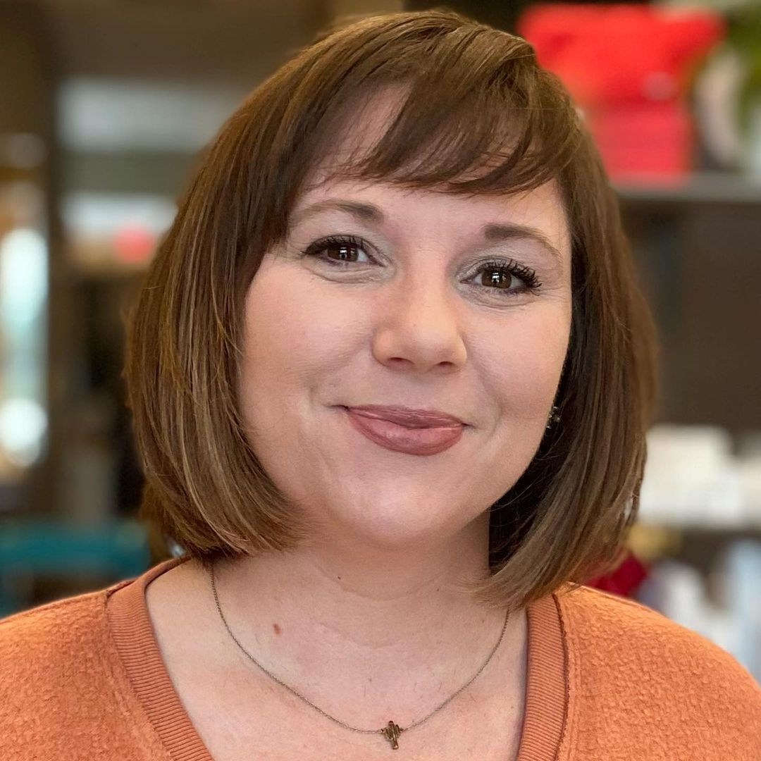 ผู้หญิงฝรั่ง ผมสีน้ำตาล ไว้ผมบ๊อบสั้นกับหน้าม้า