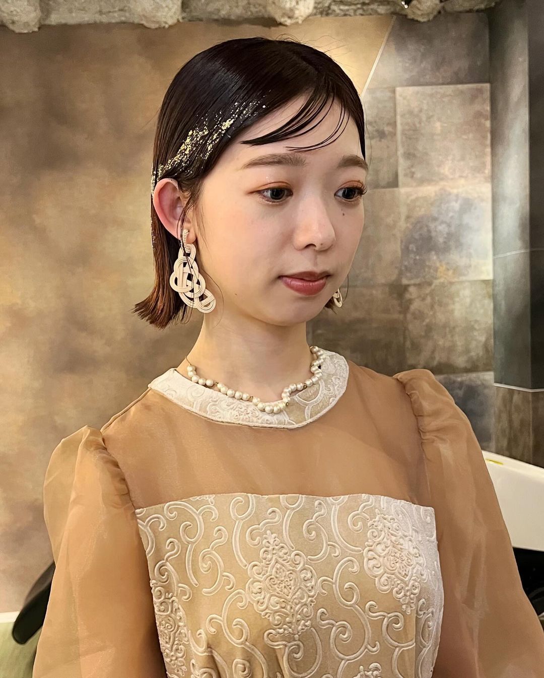 ผู้หญิงเอเชียไว้ผมบ๊อบสั้นสีดำ ทำผมหน้าม้าปัดข้าง