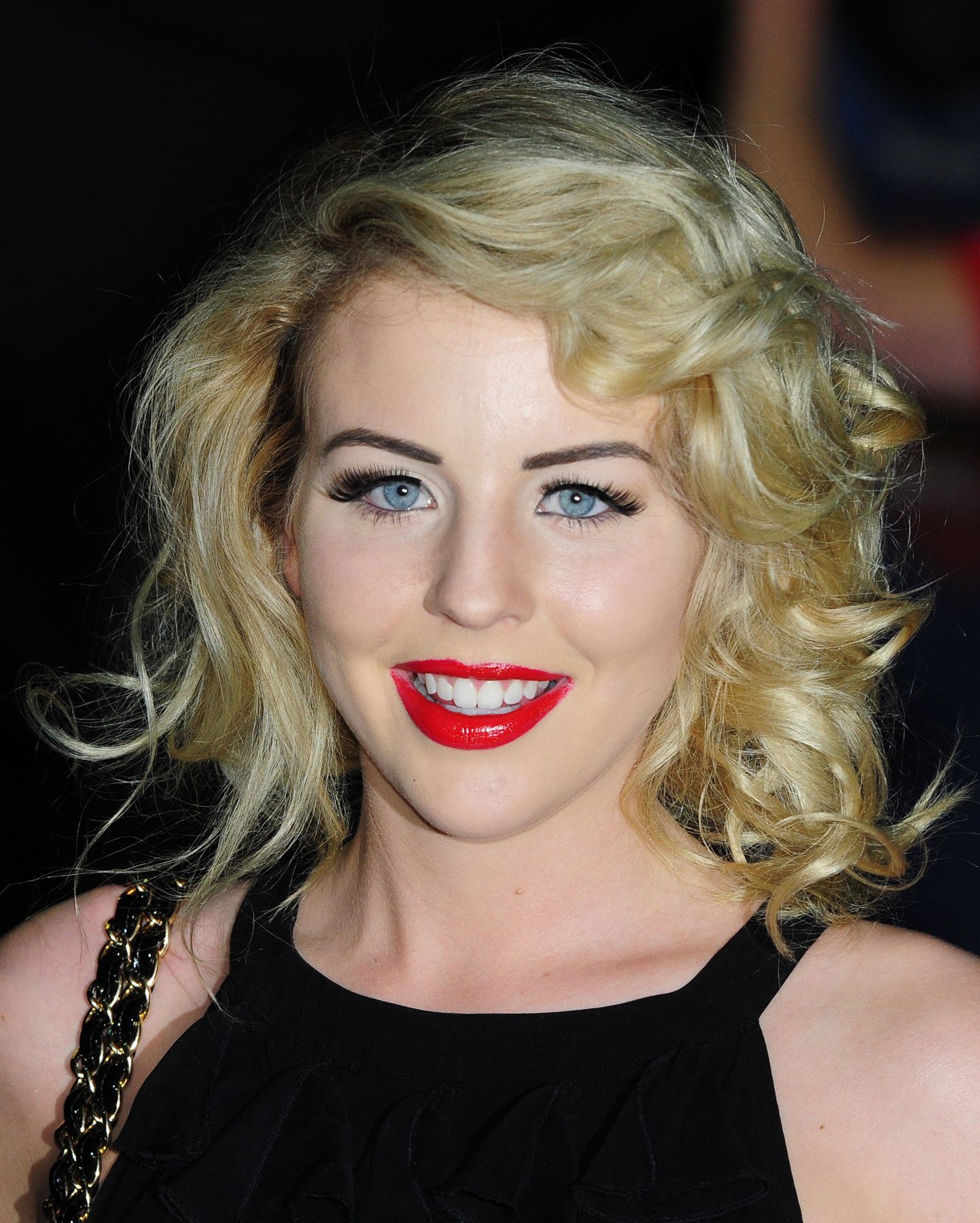 ลอนฟาร่าห์จะดัดปลายให้สะบัดออก (Credit: Rex by Shutterstock)