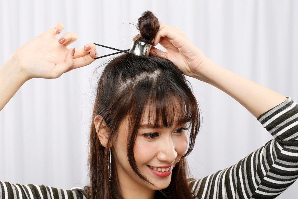 ผู้หญิงเอเชียผมยาวสีดำ มัดผมจุก สไตล์สาวเกาหลี