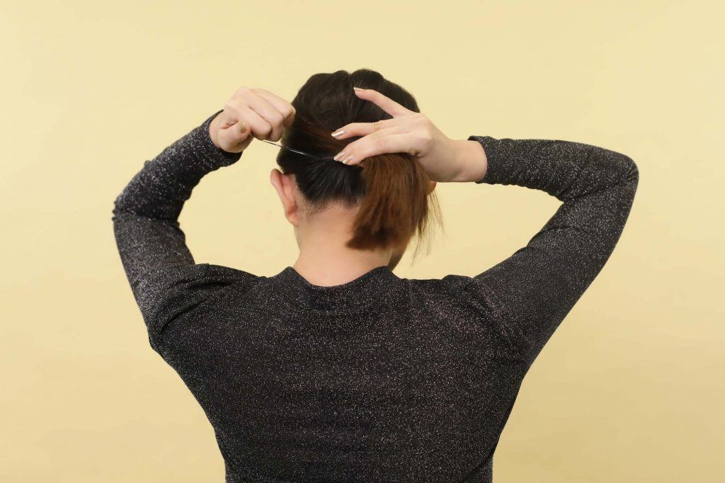 ผู้หญิงเอเชีย ผมสั้นสีดำ กำลังมัดผม